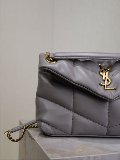 YSL 25S LOULOU PUFFER MEDIUM 29 IN SMOKY LAVENDER CALFSKIN