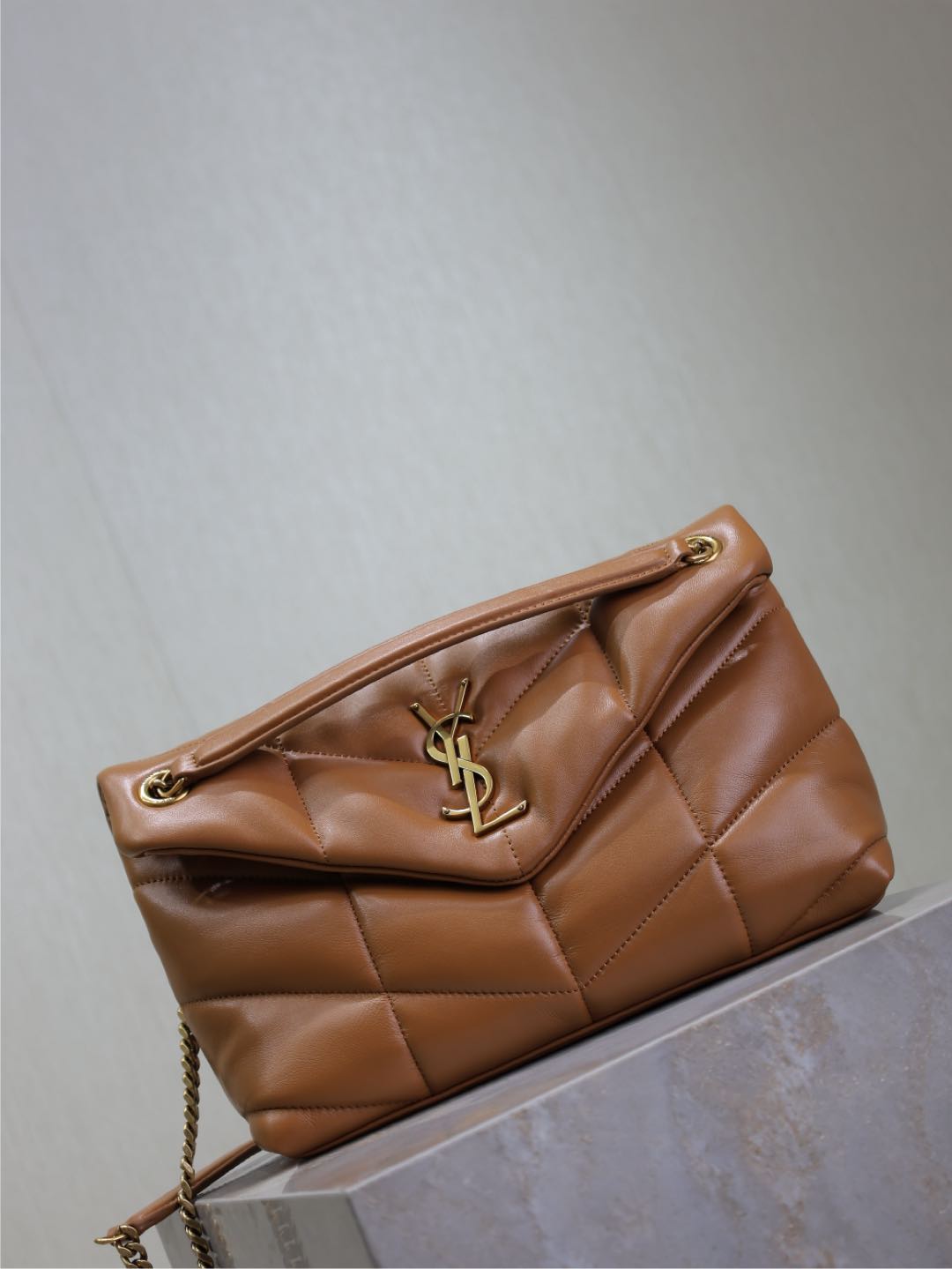 YSL 25S LOULOU PUFFER MM 29 IN CARAMEL CALFSKIN GOLD HARDWARE