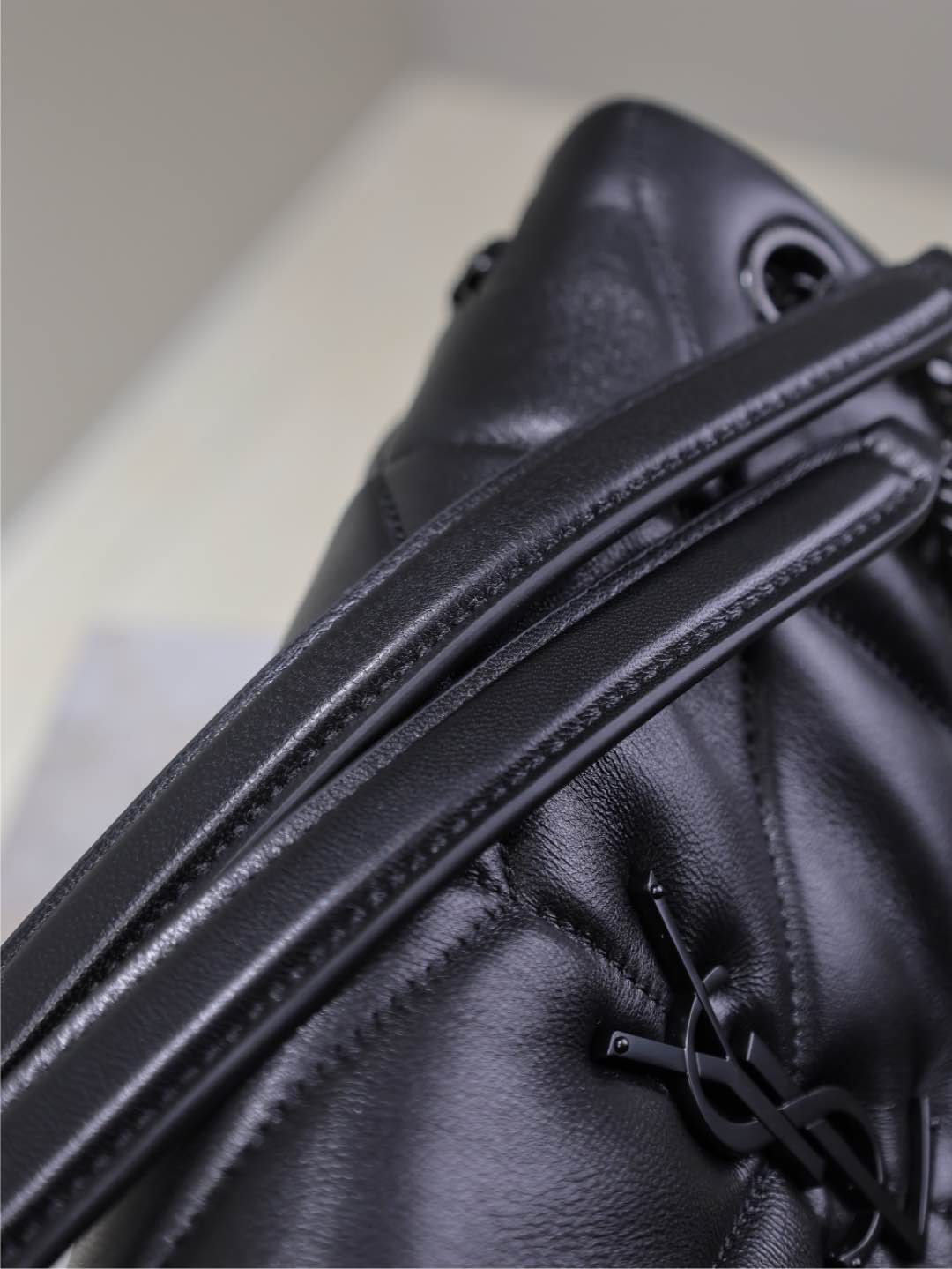 YSL 25S LOULOU PUFFER MM 29 IN BLACK CALFSKIN BLACK HARDWRE