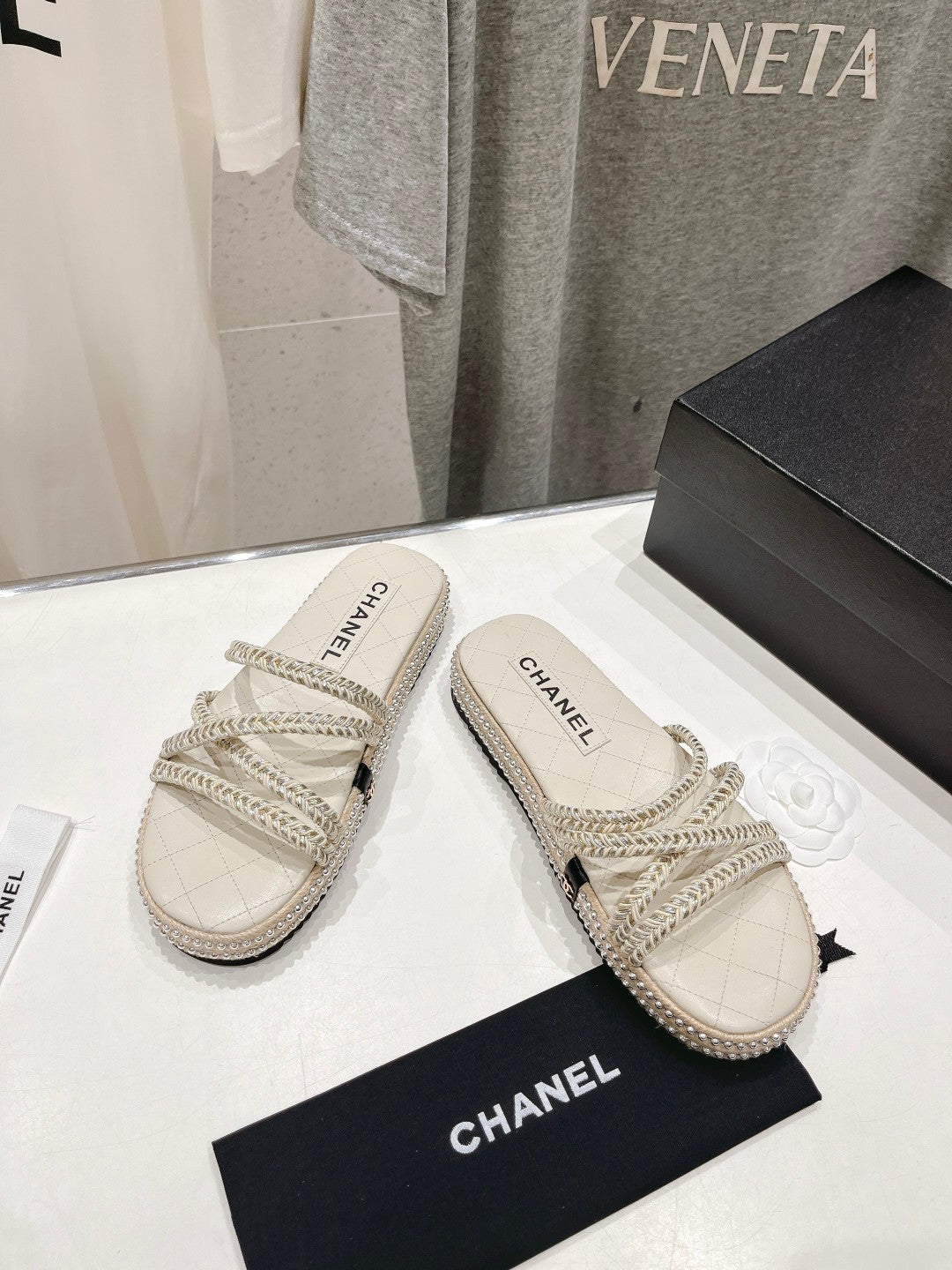 WOVEN STRAP SLIPPERS IN WHITE LAMBSKIN